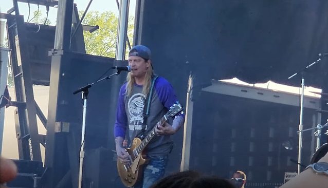 Watch PUDDLE OF MUDD Perform At San Antonio’s FIESTA OYSTER